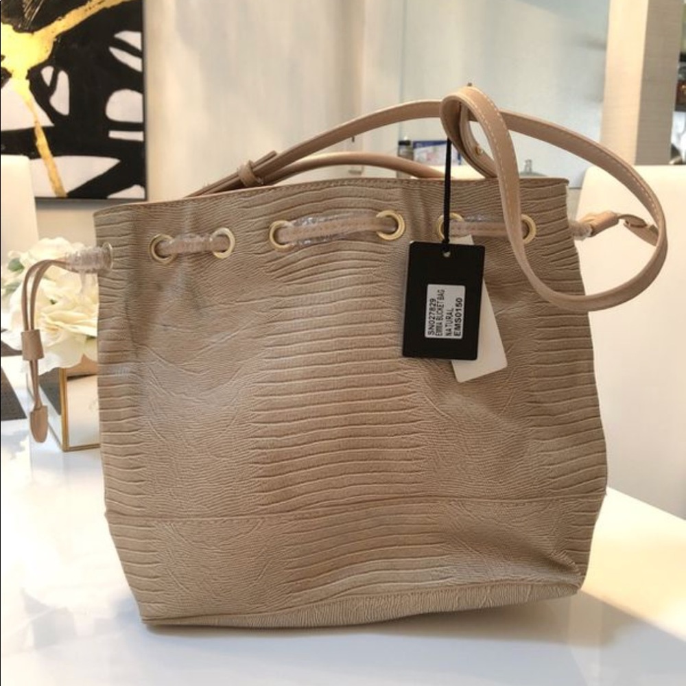 Nude bucket bag